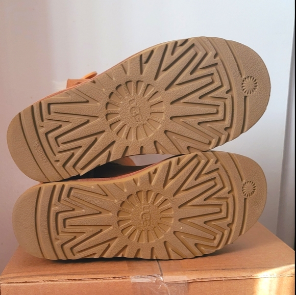 UGG Bailey Button II Beige Boot Size-6 Like New With box - Picture 3 of 10